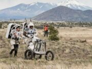 Moda kosmiczna: Astronauci w kombinezonach testowych